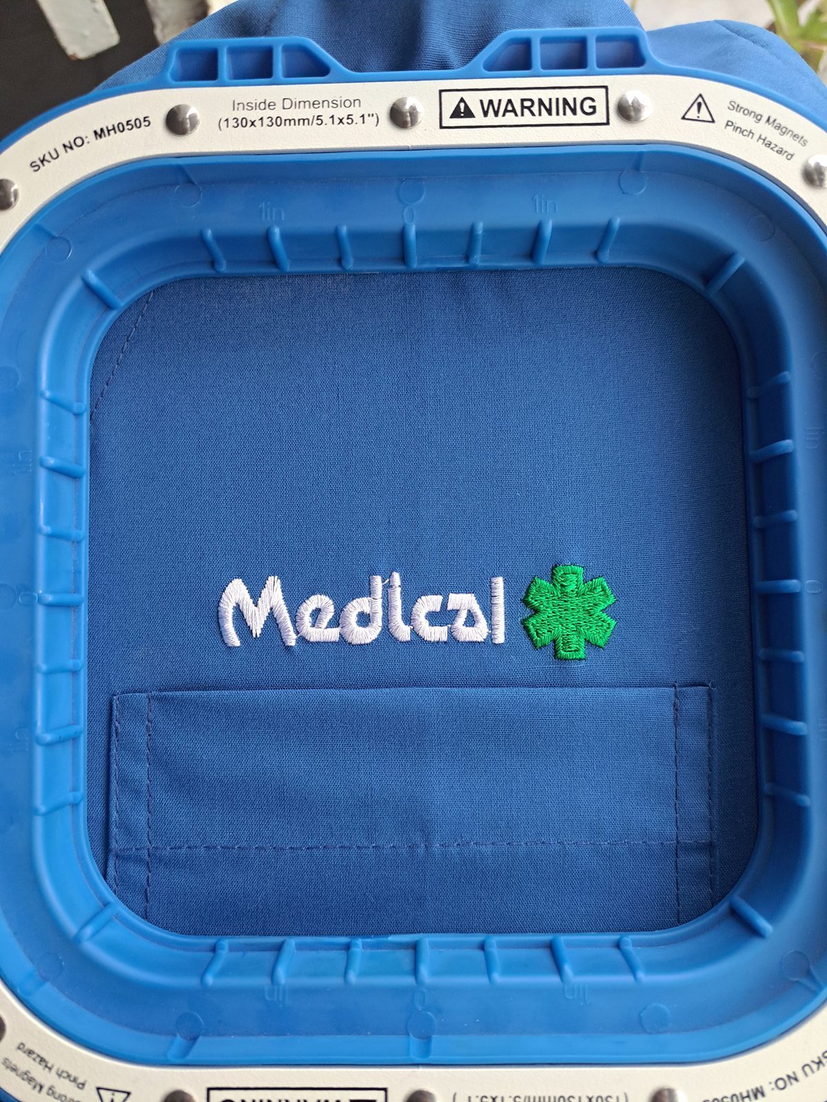 Ambo médico bordado con logo en Paraná