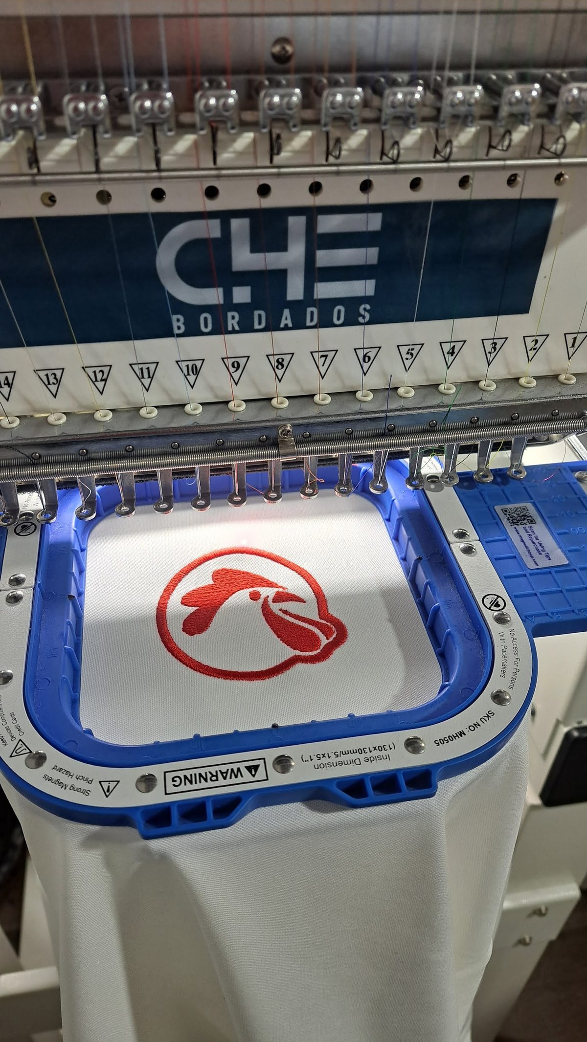 Buzo bordado con logo de empresa o escuela