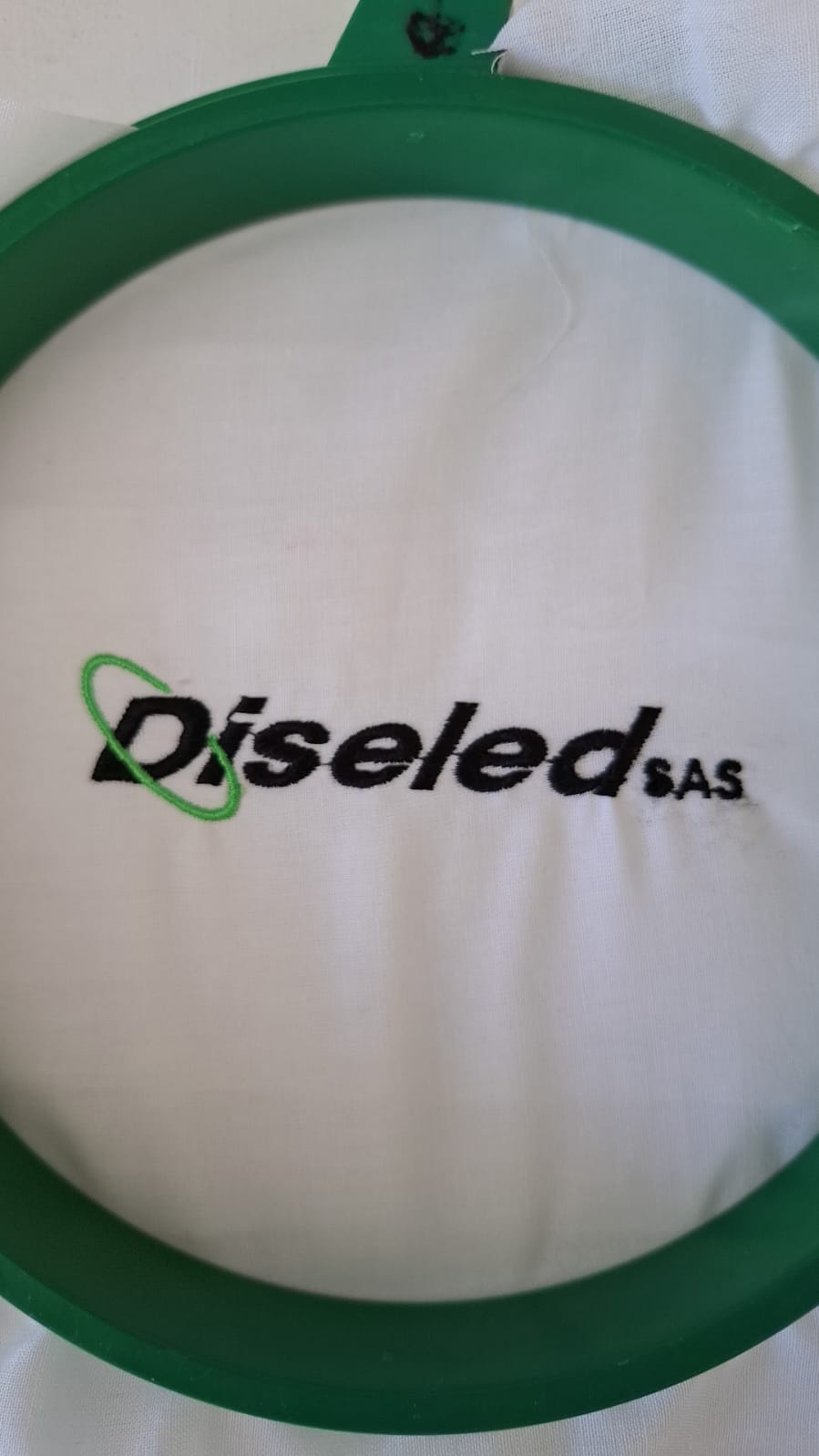 Camisa bordada con identidad corporativa