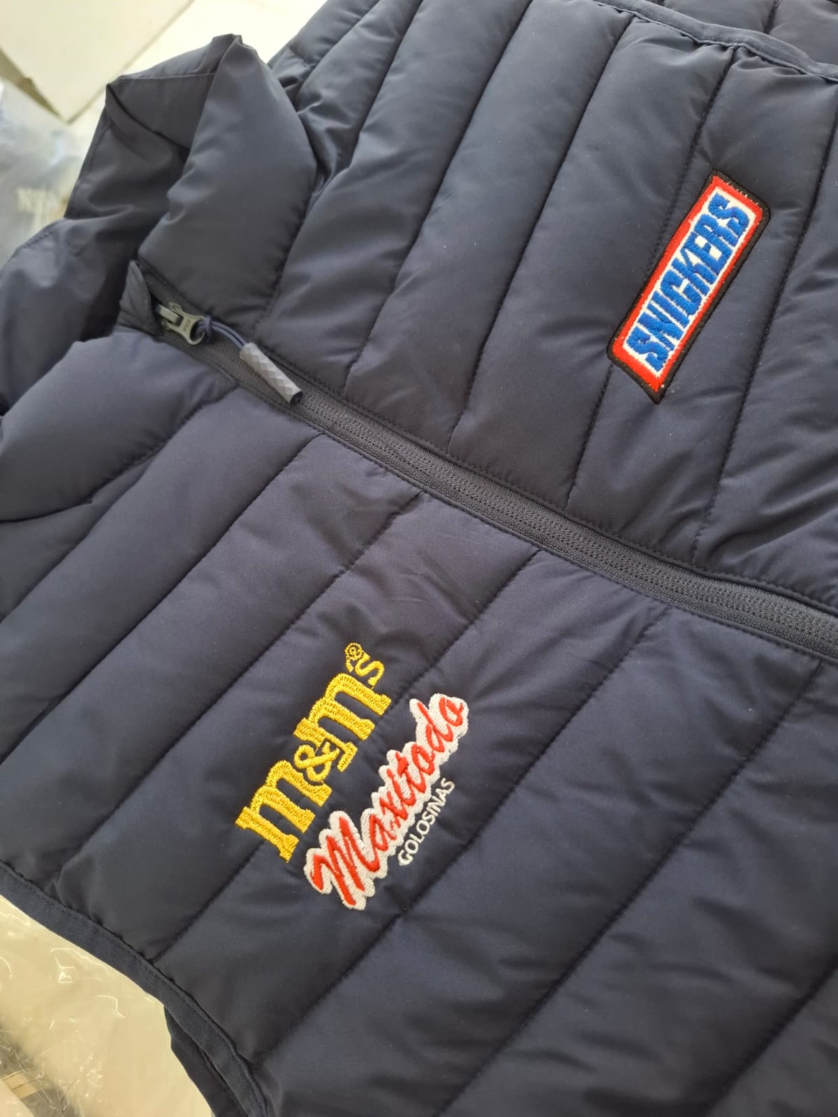 Campera bordada con logo personalizado