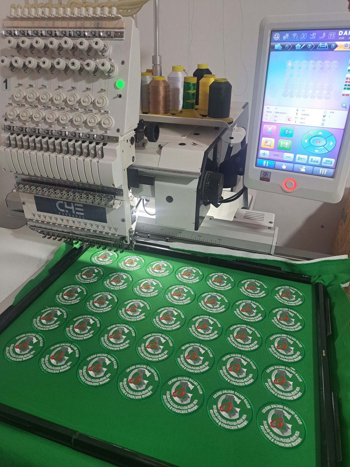 Uniforme escolar bordado con logo institucional
