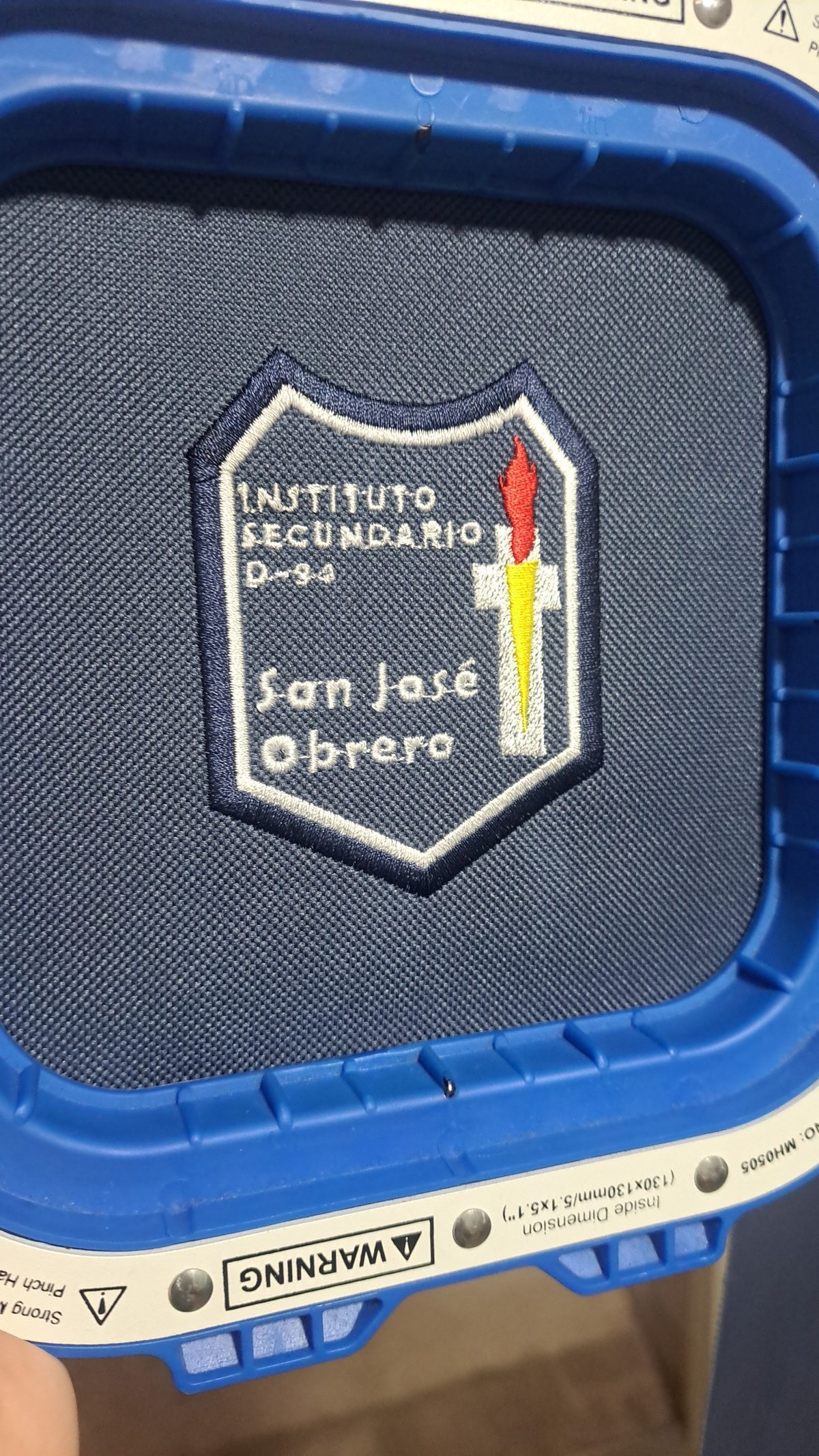 Uniforme escolar bordado con logo institucional