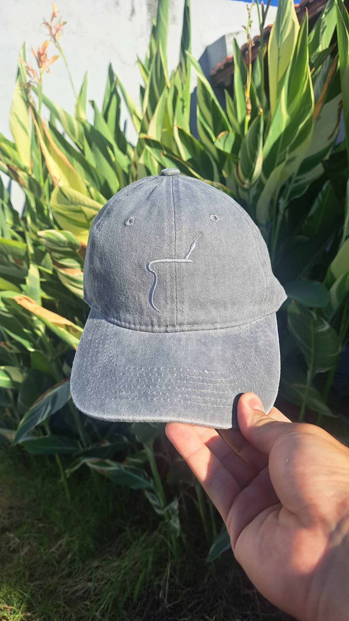 Gorra bordada con logo personalizado