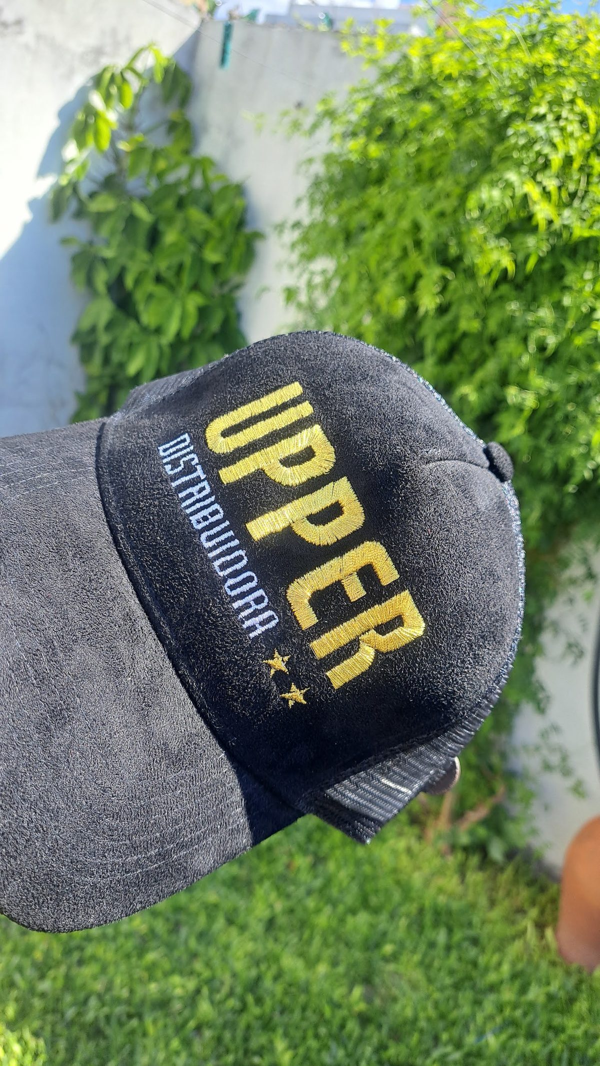 Gorra bordada con logo personalizado