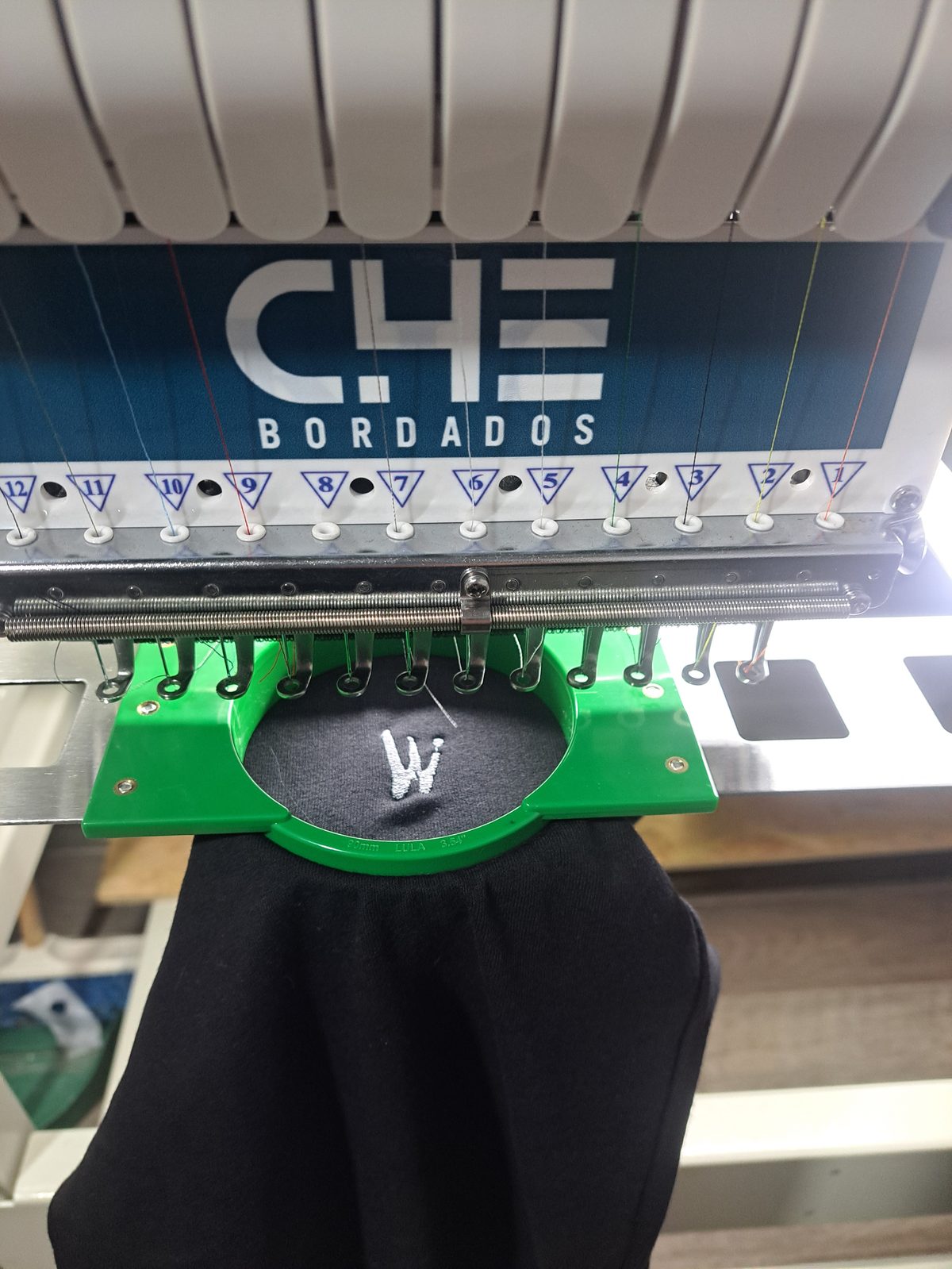 Pantalón bordado con identificación
