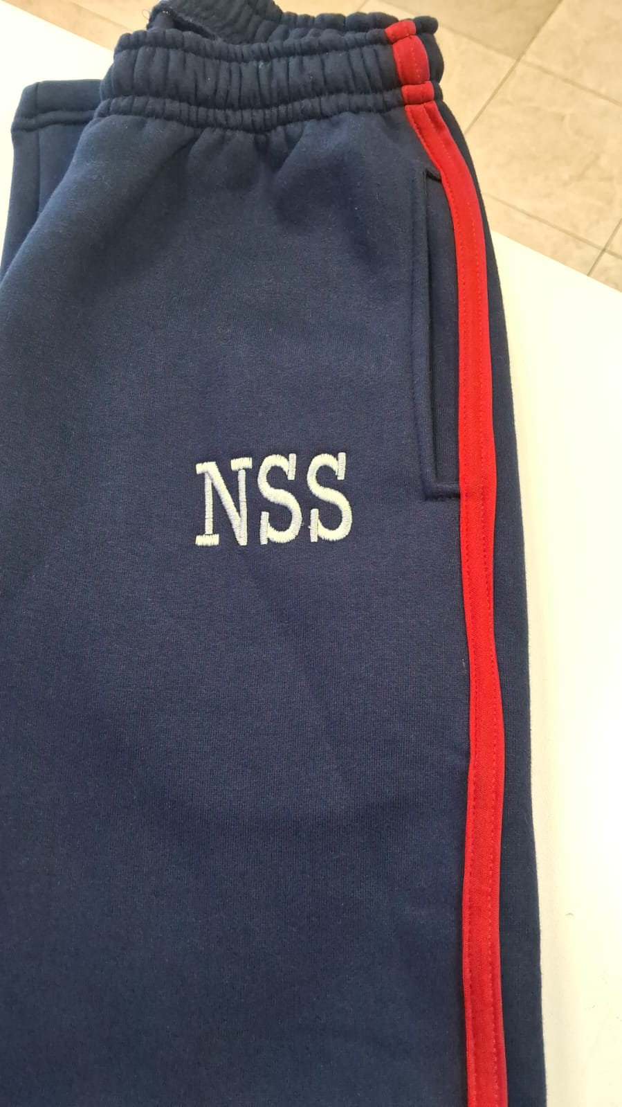 Pantalón bordado con identificación