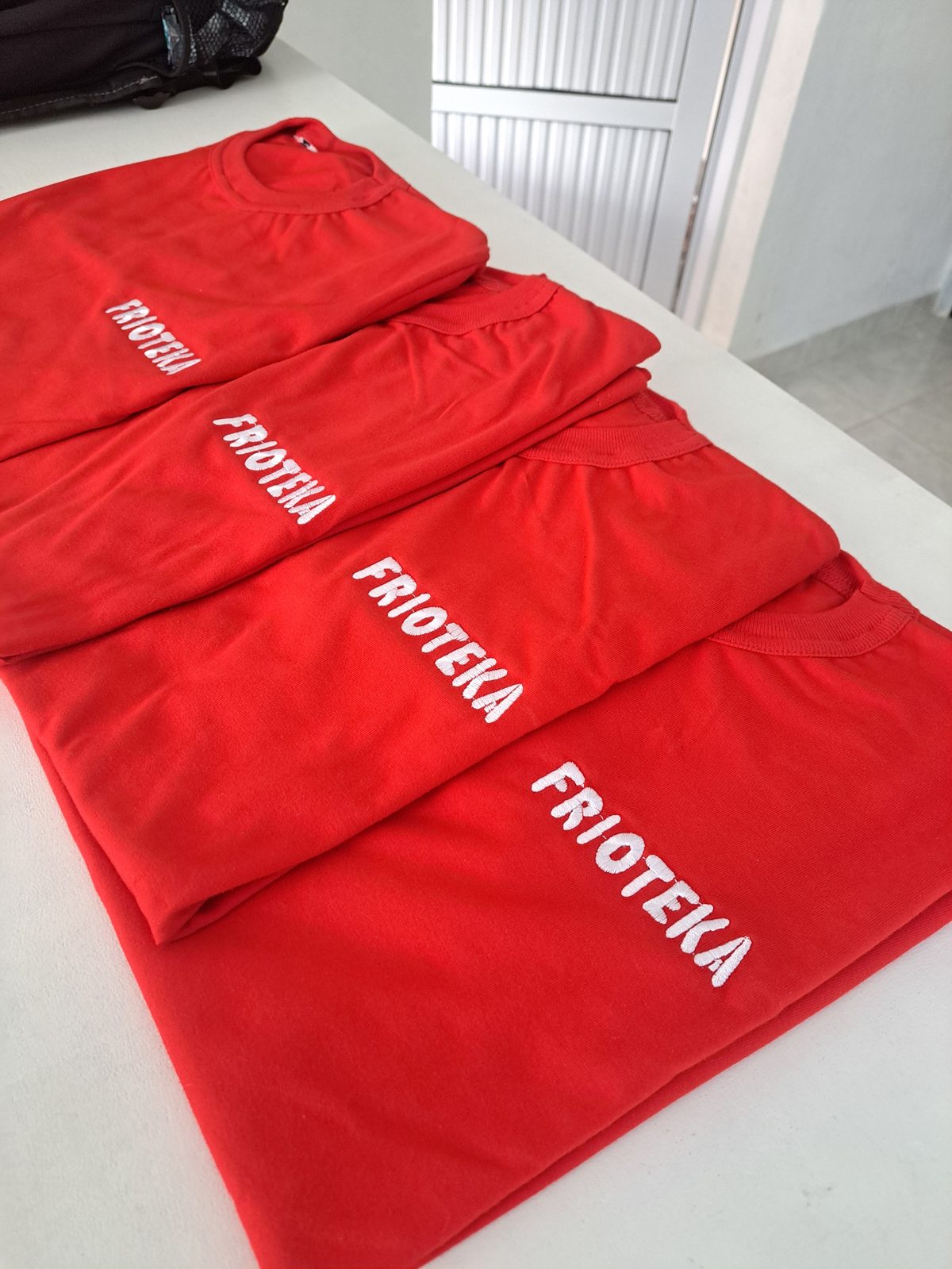 Remera bordada con logo de empresa